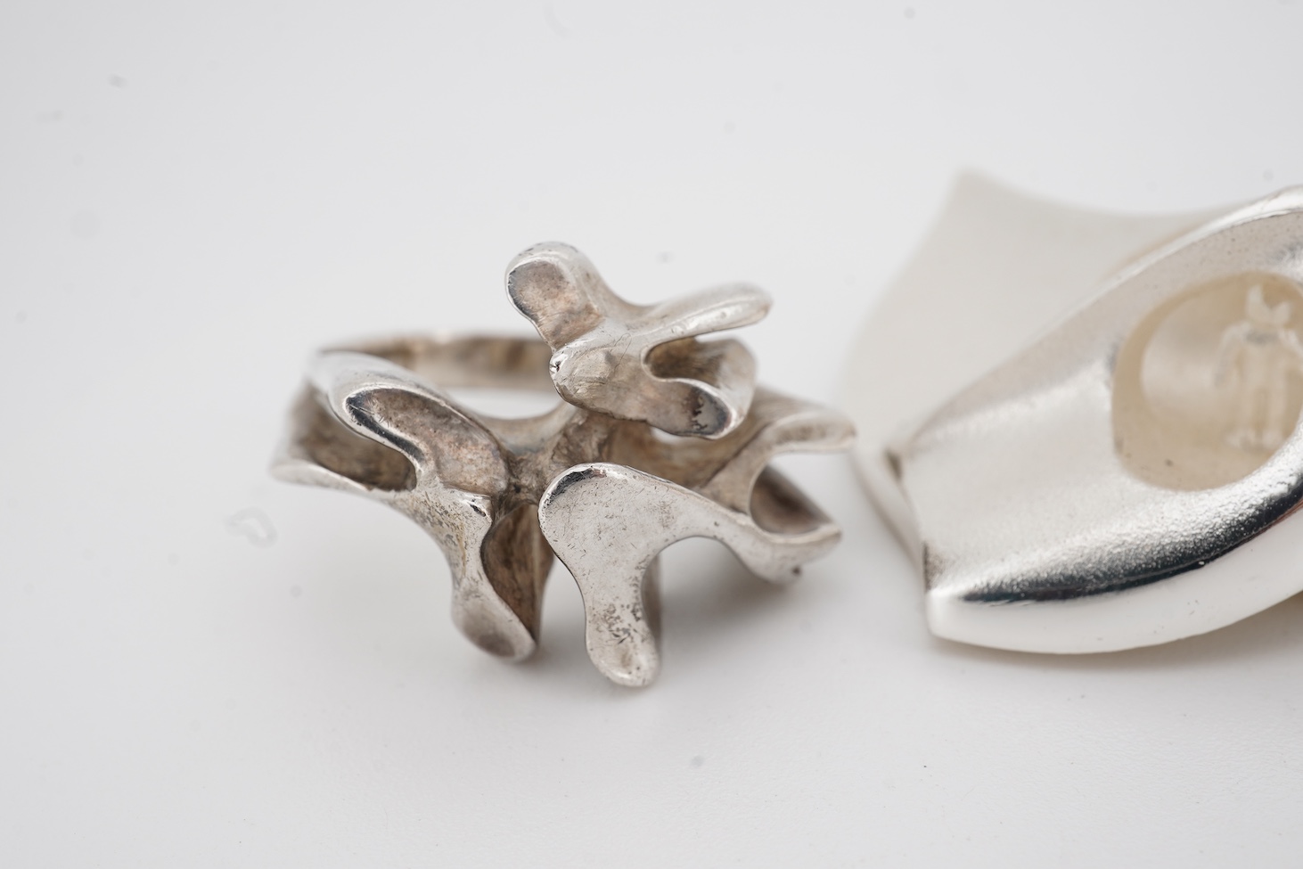 Two contemporary Finnish Lapponia 925 rings, sizes O and U, together with a similar Finnish Lapponia 925 brooch.
